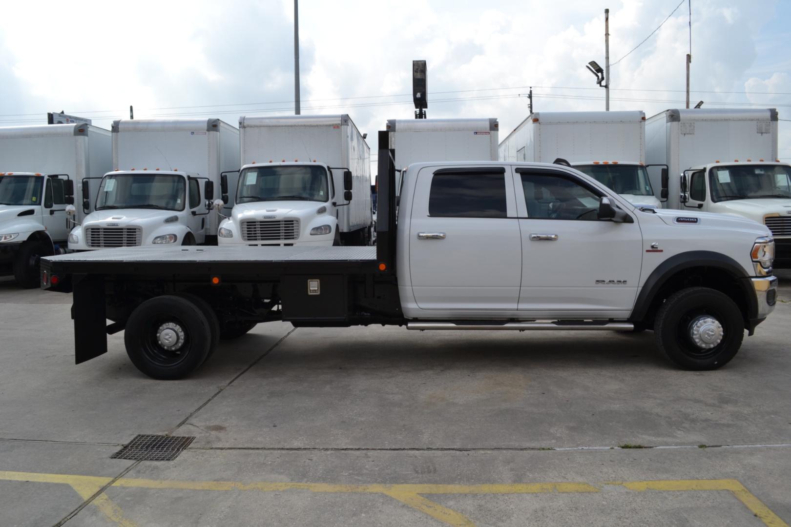 2021 WHITE /BLACK RAM SLT 4500 with an CUMMINS 6.7L TURBO DIESEL engine, AISIN A465 6SPD AUTOMATIC transmission, located at 9172 North Fwy, Houston, TX, 77037, (713) 910-6868, 29.887470, -95.411903 - Photo#3